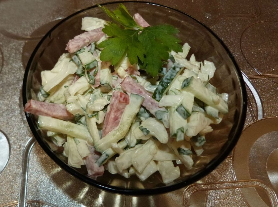 Салат с сервелатом и свежим огурцом