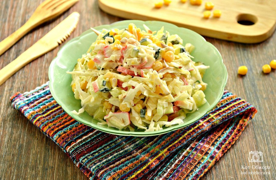 Салат с колбасным сыром и крабовыми палочками