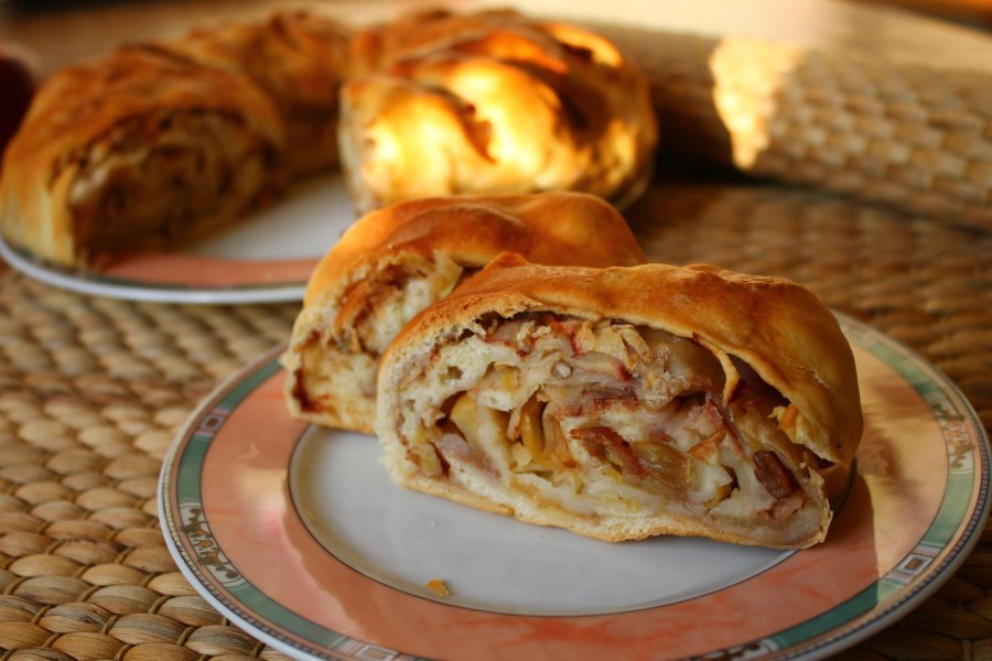 Булочки с яблочной начинкой