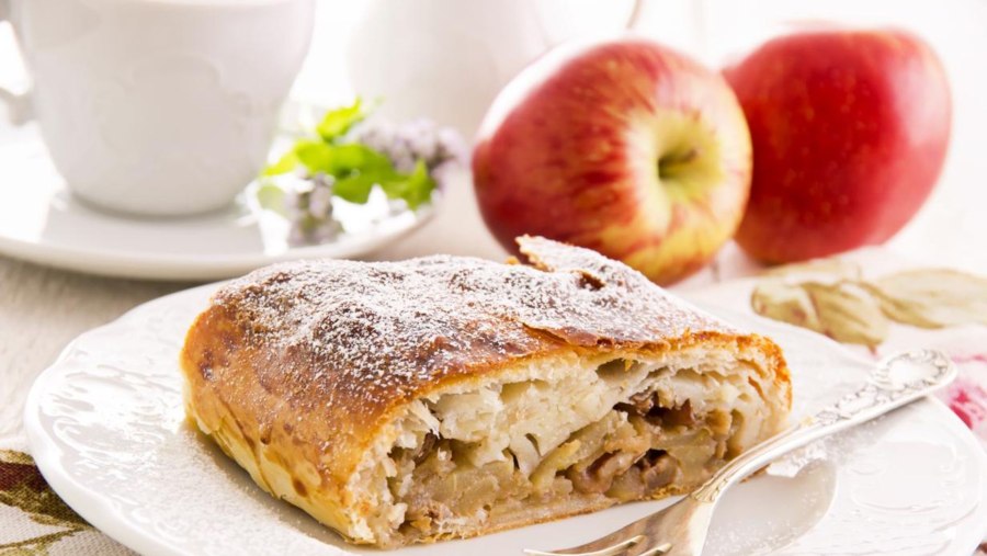 Дрожжевой рулет с яблоками