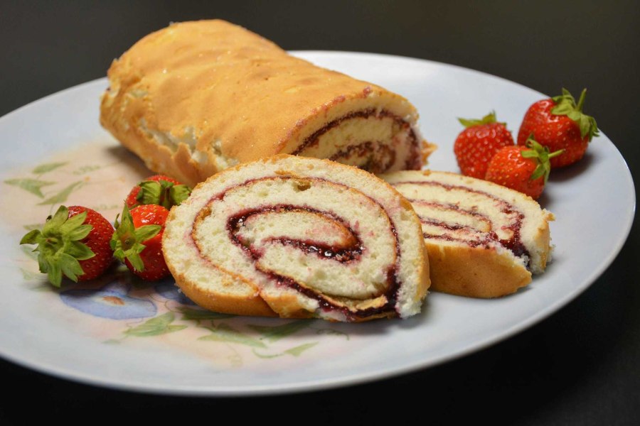 Дрожжевой рулет с яблоками