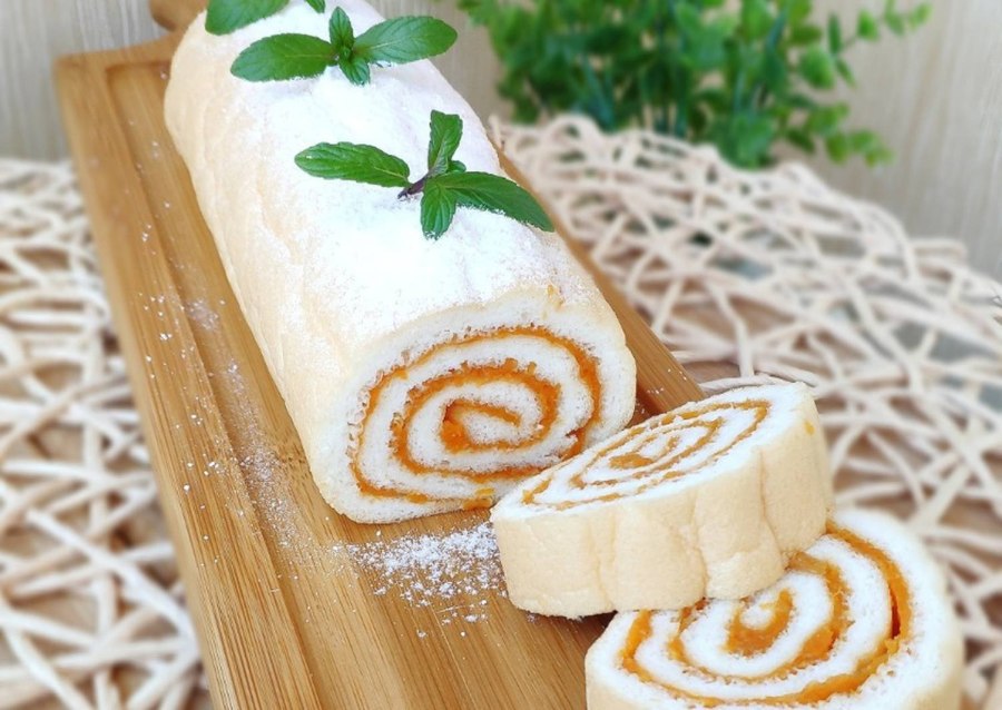 Шарлотка рулетом
