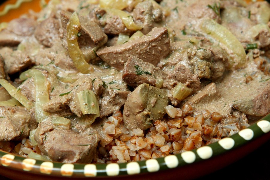 Печень жареная с соусом