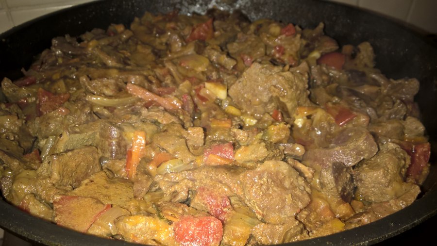 Гуляш из говядины с картофельным пюре