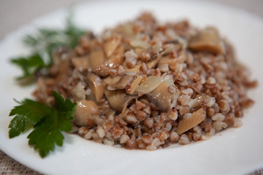 Каша гречневая рассыпчатая с грибами и луком