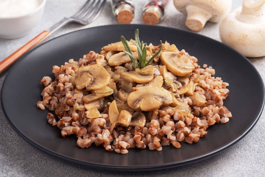 Гречневая каша с грибами и луком и морковью