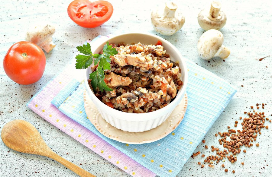 Каша рассыпчатая с грибами и луком