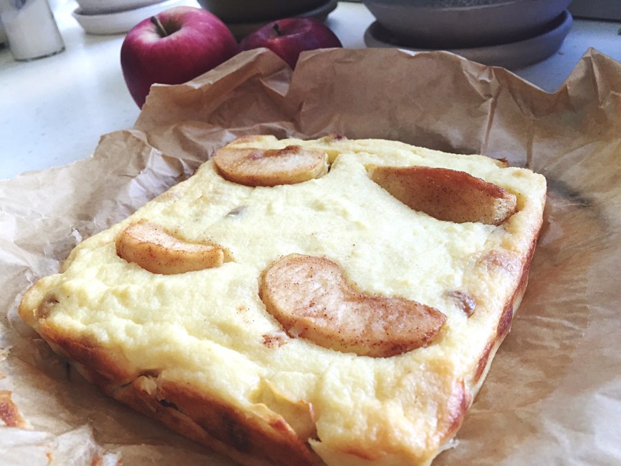 Запеканка с яблоками и изюмом