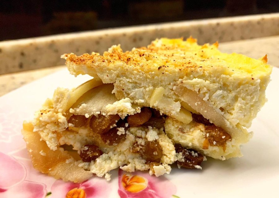 Запеканка с яблоками и изюмом