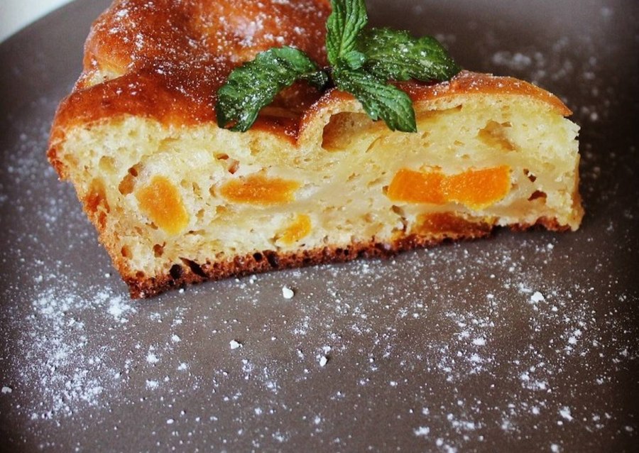 Запеканка с яблоками и изюмом