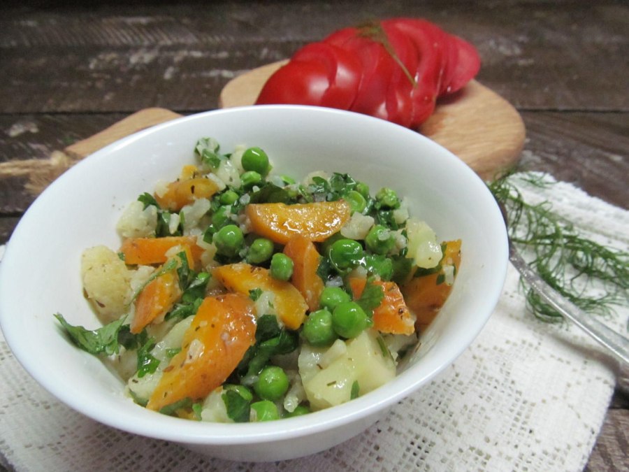 Салат с капустой и горошком