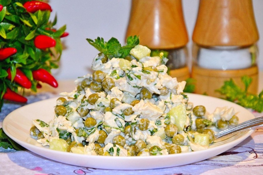 Салат с зелёным горошком
