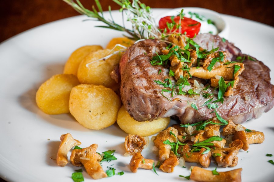 Картошка жареная с лисичками и луком