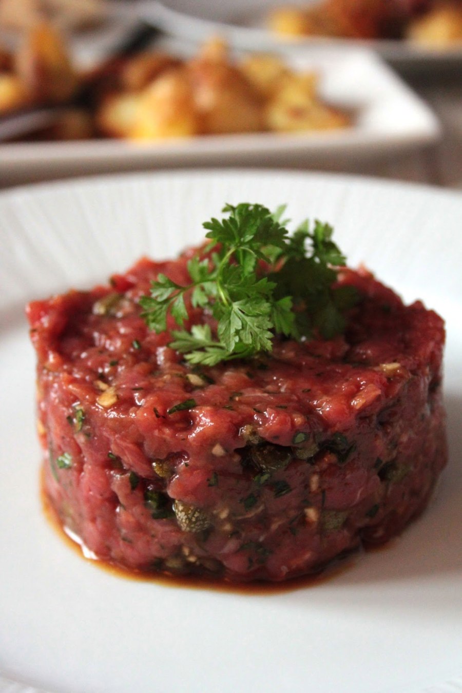 Рубленное мясо с соусом тартар