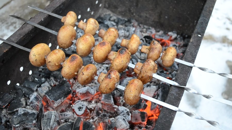 Шашлык шампиньоны на мангале