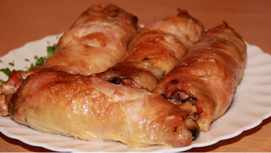 Рулетики из курицы с сыром и ветчиной