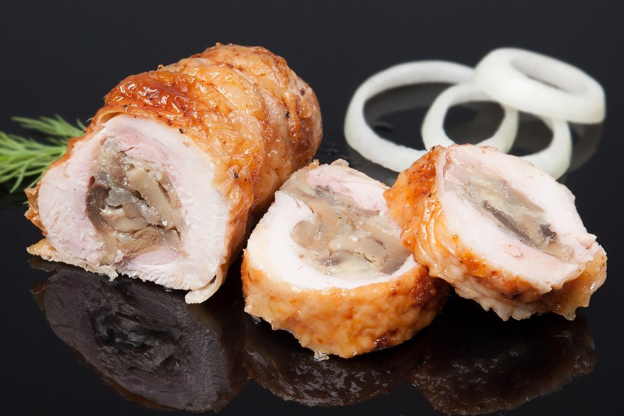 Рулетики из куриной грудки с грибами