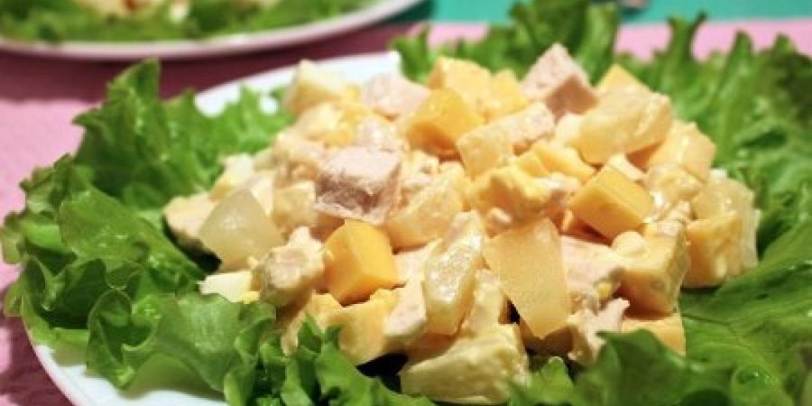Салат с ананасом и курицей и сыром