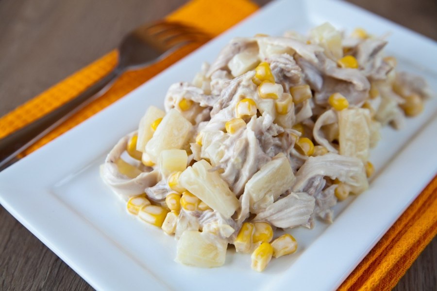 Салат из индейки с ананасами и кукурузой