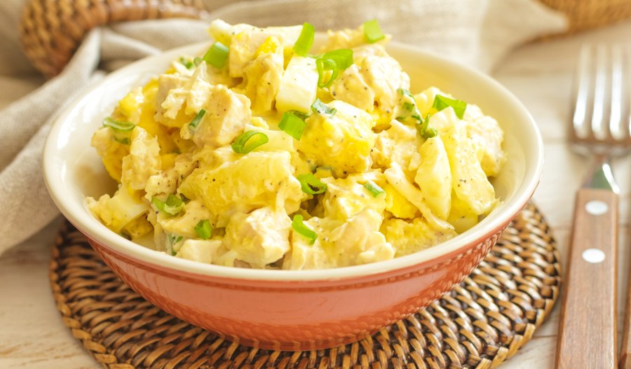 Салат с ананасом и куриной грудкой и сыром