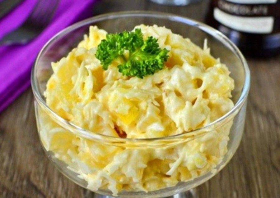 Салат с ананасом и курицей и сыром