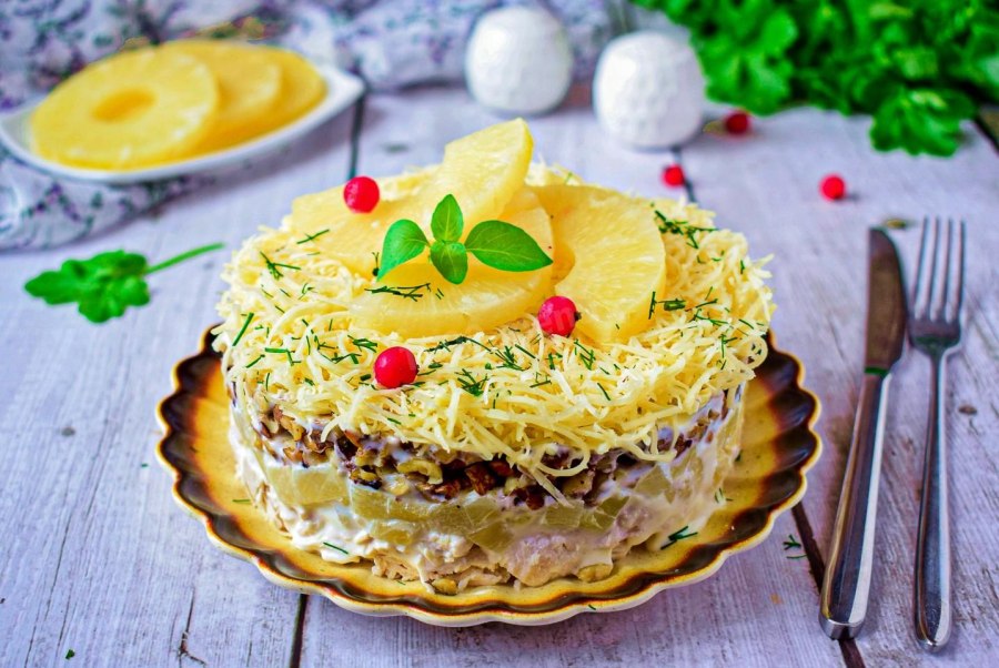 Салат с ананасом и курицей
