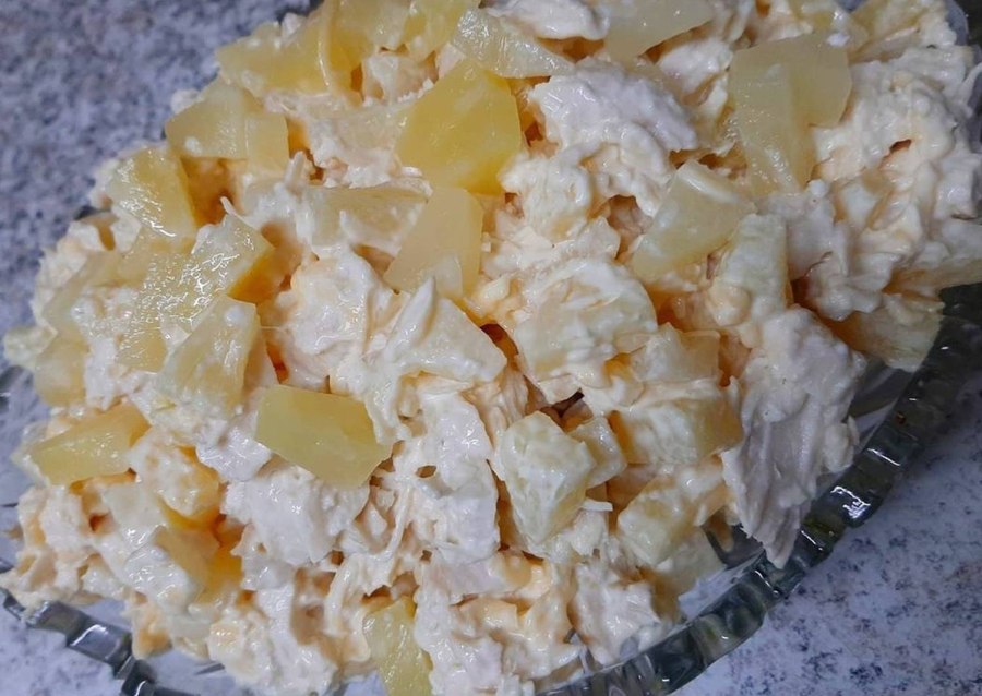 Салат из ананасов и курицы слоями