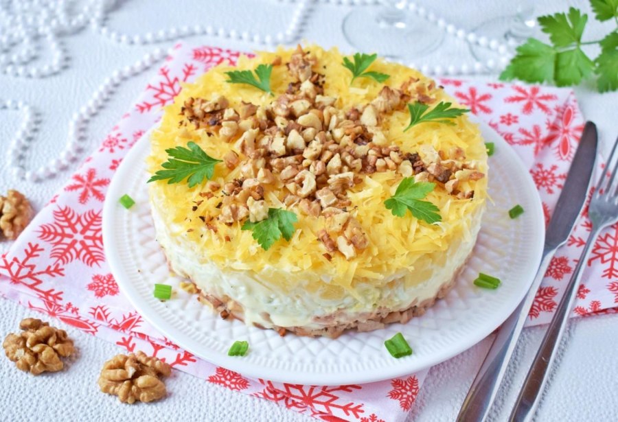 Салат из курицы с ананасами и грецкими орехами и сыром слоями