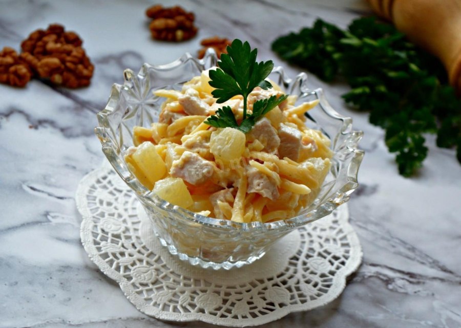 Салат с ананасом и курицей