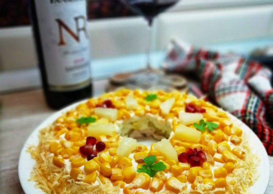 Салат ананас с курицей и кукурузой и яйцом