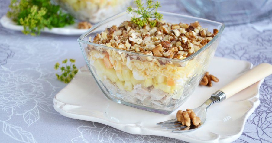 Салат с ананасом и курицей и грецкими орехами