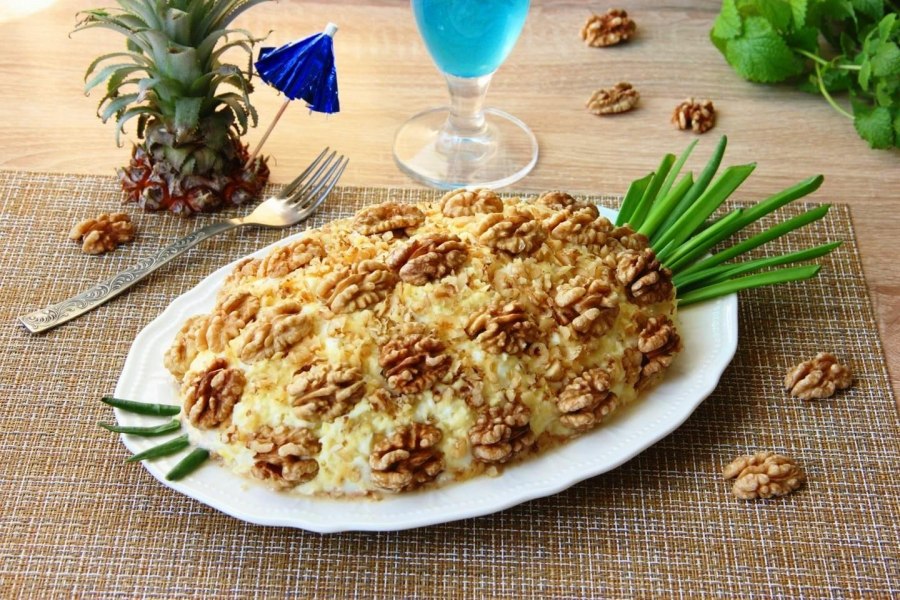 Салат с ананасом и курицей и сыром и грибами