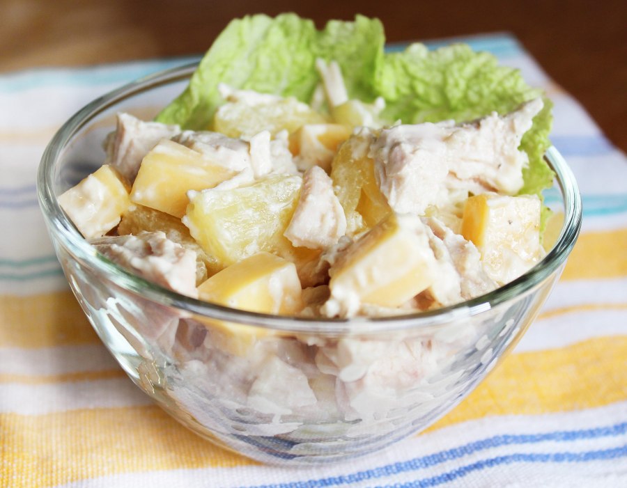 Салат с ананасом и курицей копченой и сыром