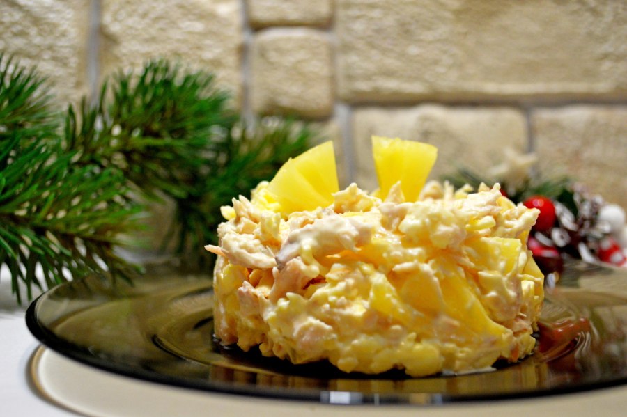 Салат Дамский каприз с курицей и ананасом
