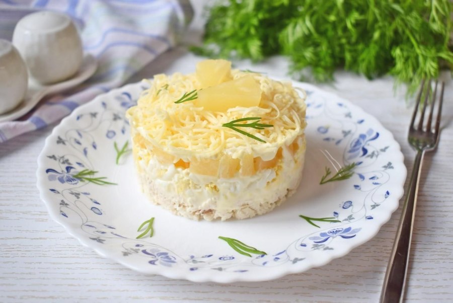 Салат с ананасом и курицей