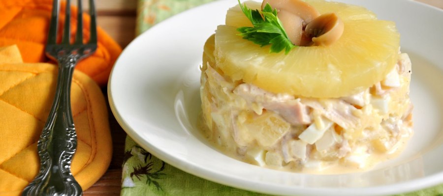Салат с ананасом консервированным и куриной грудкой