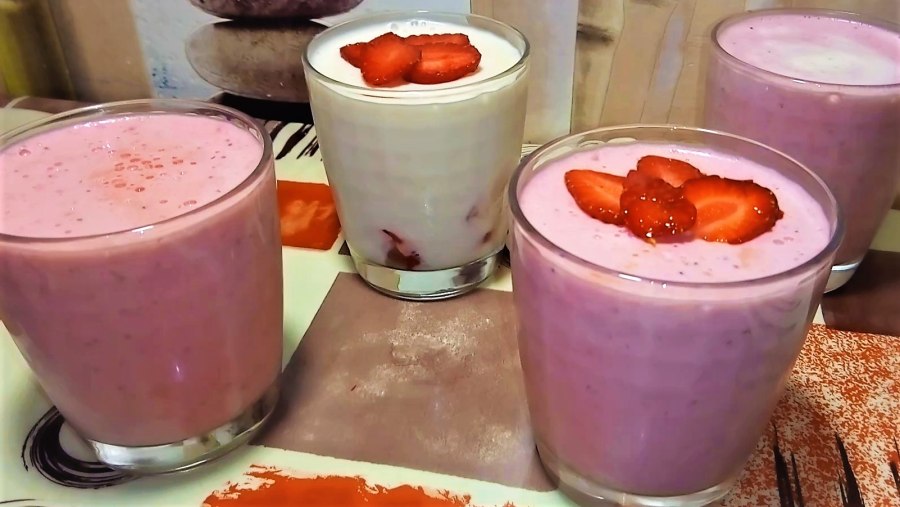 Десерт со сметаной и фруктами