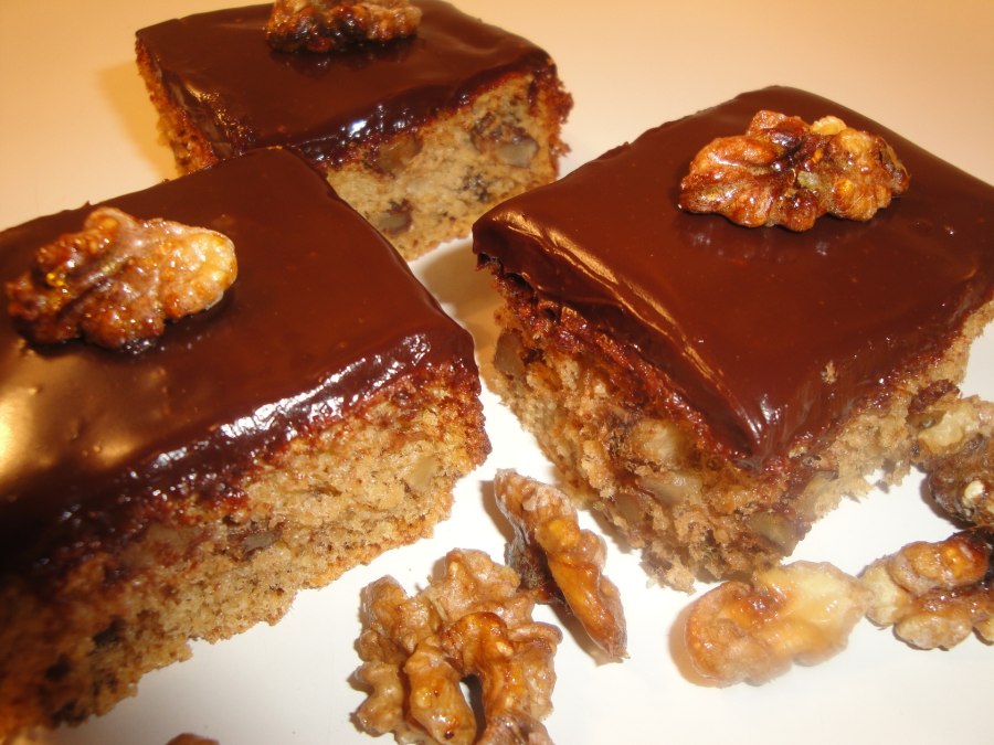 Украсить торт бананом и финиками