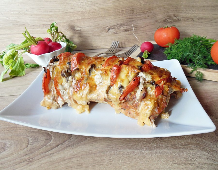 Свиная корейка фаршированная грибами