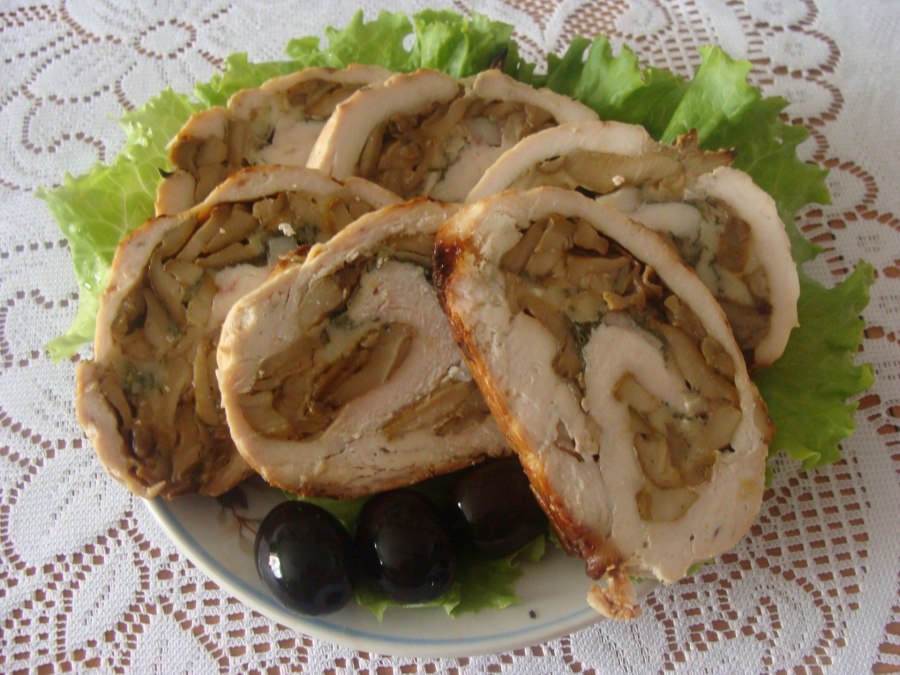 Куриный рулет с грибами и черносливом