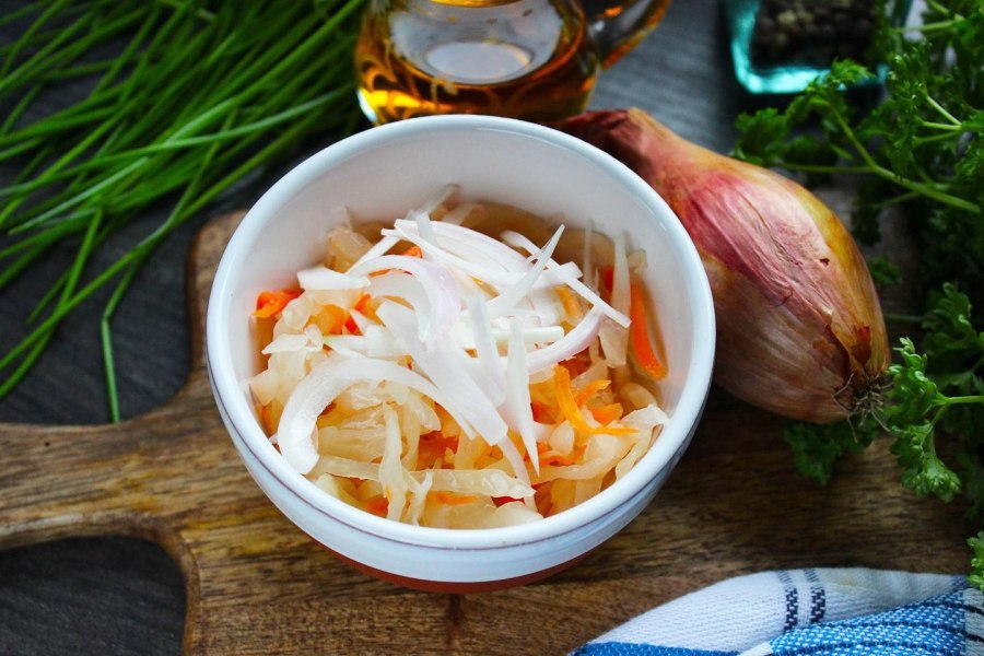 Салат из квашеной капусты