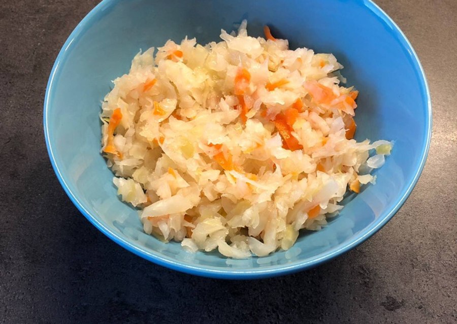 Салат с квашеной капустой