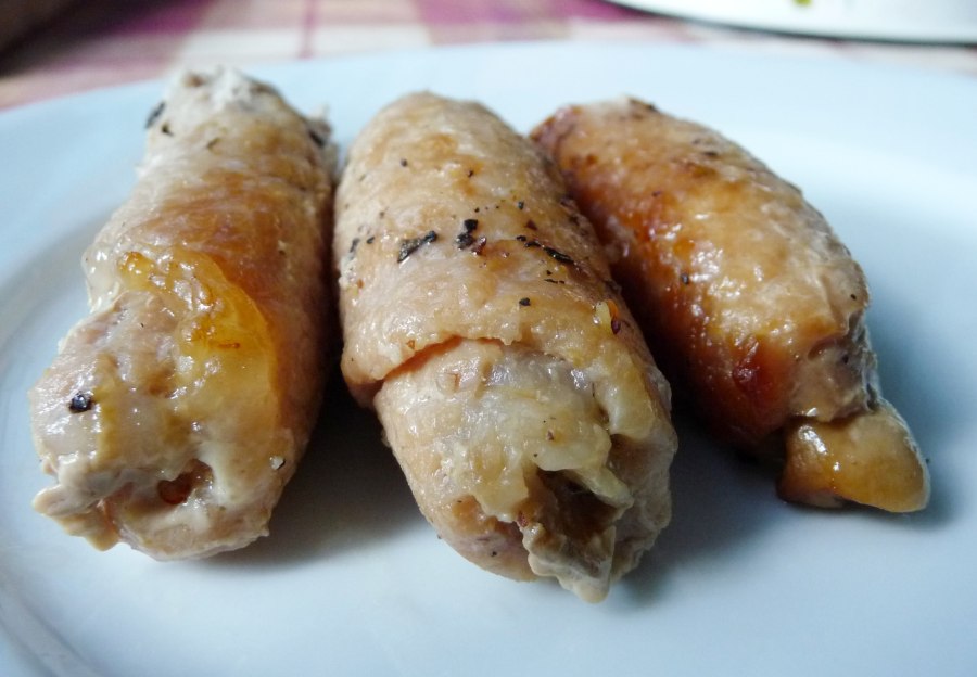 Мясной рулет из свинины с грибами и сыром