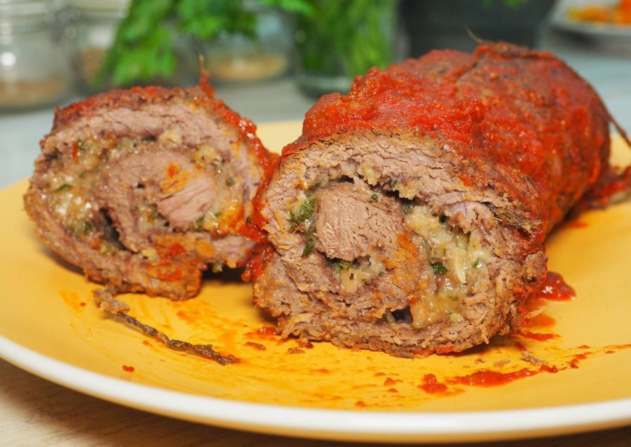 Мясной рулет с черносливом и грецким орехом