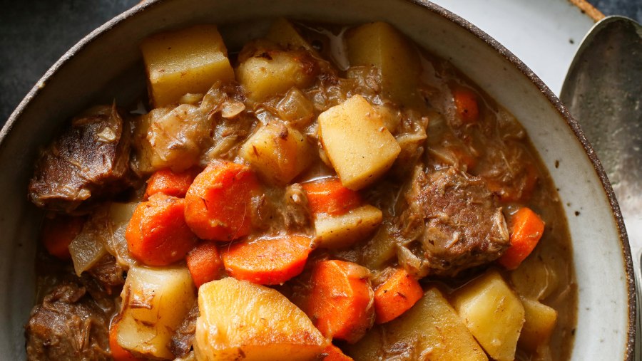 Тушёная картошка с мясом в сковороде