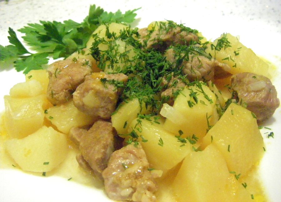 Блюдо тушеная картошка с мясом