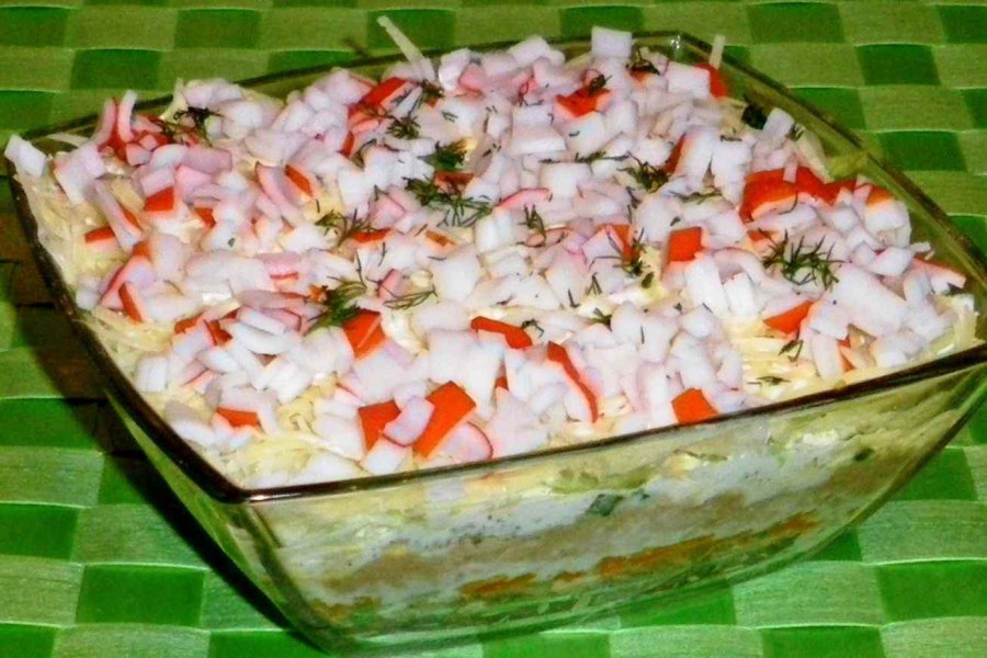 Салат с кальмарами и крабовыми палочками