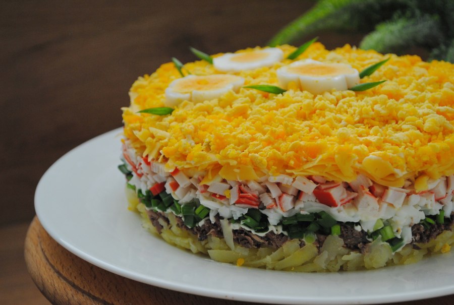Салат с тунцом и крабовыми палочками
