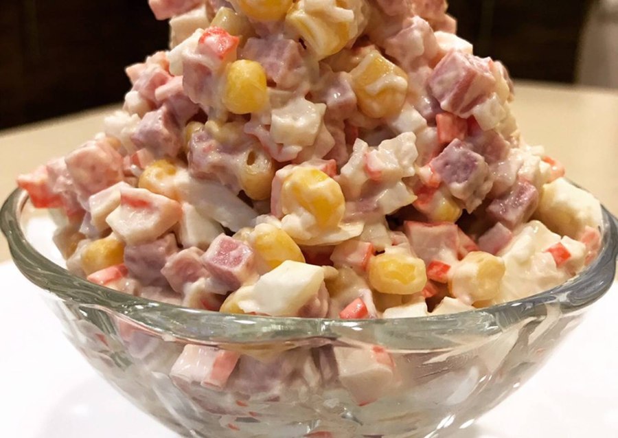 Салат с кальмарами и крабовыми палочками и огурцом