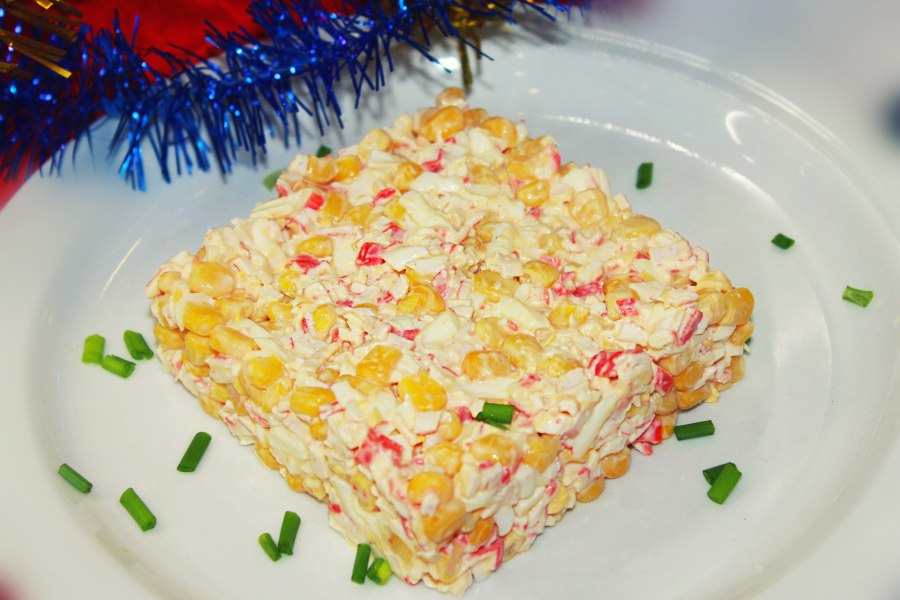 Салат с крабовыми палочками и кукурузой и яйцом